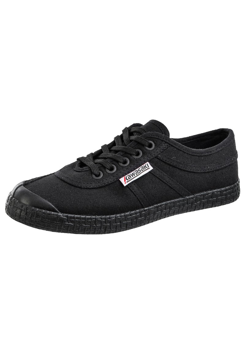 Zapatilla de lona negra con diseño de cordones, puntera de goma, suela texturizada y detalle de logo en el lateral. Construcción ligera y flexible.