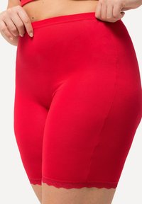 Rode katoen shorts met een zachte textuur, van middeldij lengte, met een kantafwerking aan de zoom. Elastische tailleband voor comfort en verstelbaarheid.