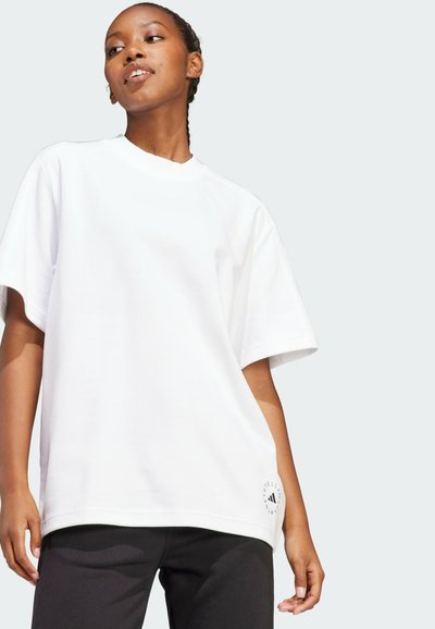 Tricou alb supradimensionat cu mâneci scurte, decolteu rotund și detaliu cu logo imprimat pe partea de jos, fabricat dintr-un material de bumbac neted.