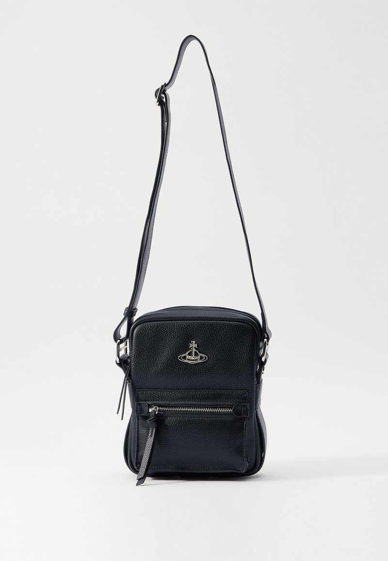 Svart texturerad läder crossbody-väska med justerbar rem, frontficka med dragkedja och metallaccent med varumärkeslogotyp. Kompakt fyrkantig form.