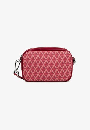 Sac bandoulière rectangulaire rouge avec un panneau avant à motifs dans des tons de rouge et de rose, fermoirs en métal argenté et une sangle réglable.