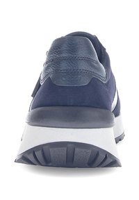 Marineblauwe sneaker met bovenwerk van suede en leren accenten, voorzien van een witte tussenzool en een gestructureerde zwarte rubberen zool voor grip.