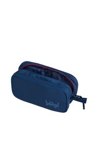 Astuccio blu navy in tessuto, con zip rossa, logo ricamato e una texture liscia. Due scomparti per la conservazione.