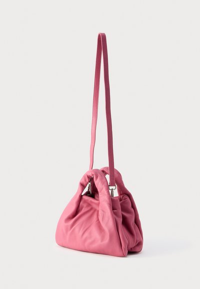 Ροζ μαλακό δερμάτινο τσάντα ώμου με ρυτιδωτό σχέδιο και μακρύ, λεπτό ιμάντα σε ουδετερό φόντο.