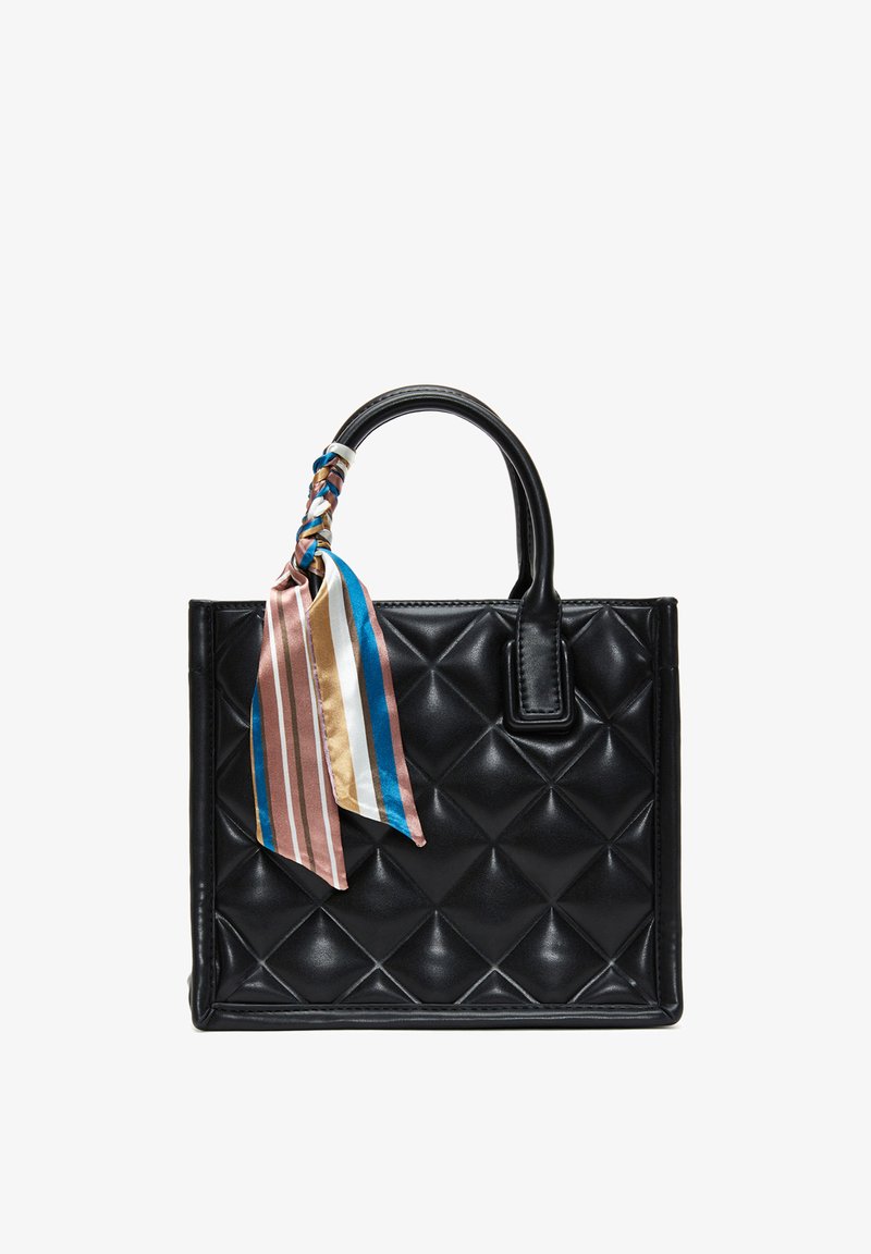 Borsa tote nera trapuntata in similpelle con due manici, decorata con una sciarpa di seta a righe multicolori annodata a uno dei manici.