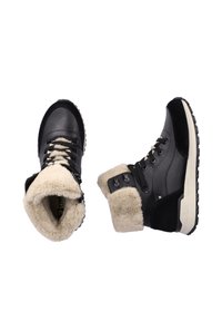 Czarne skórzane i zamszowe botki z puszystym, kremowym kołnierzem, okrągłymi sznurówkami i teksturowaną gumową podeszwą; boczne guziki do regulacji dopasowania.
