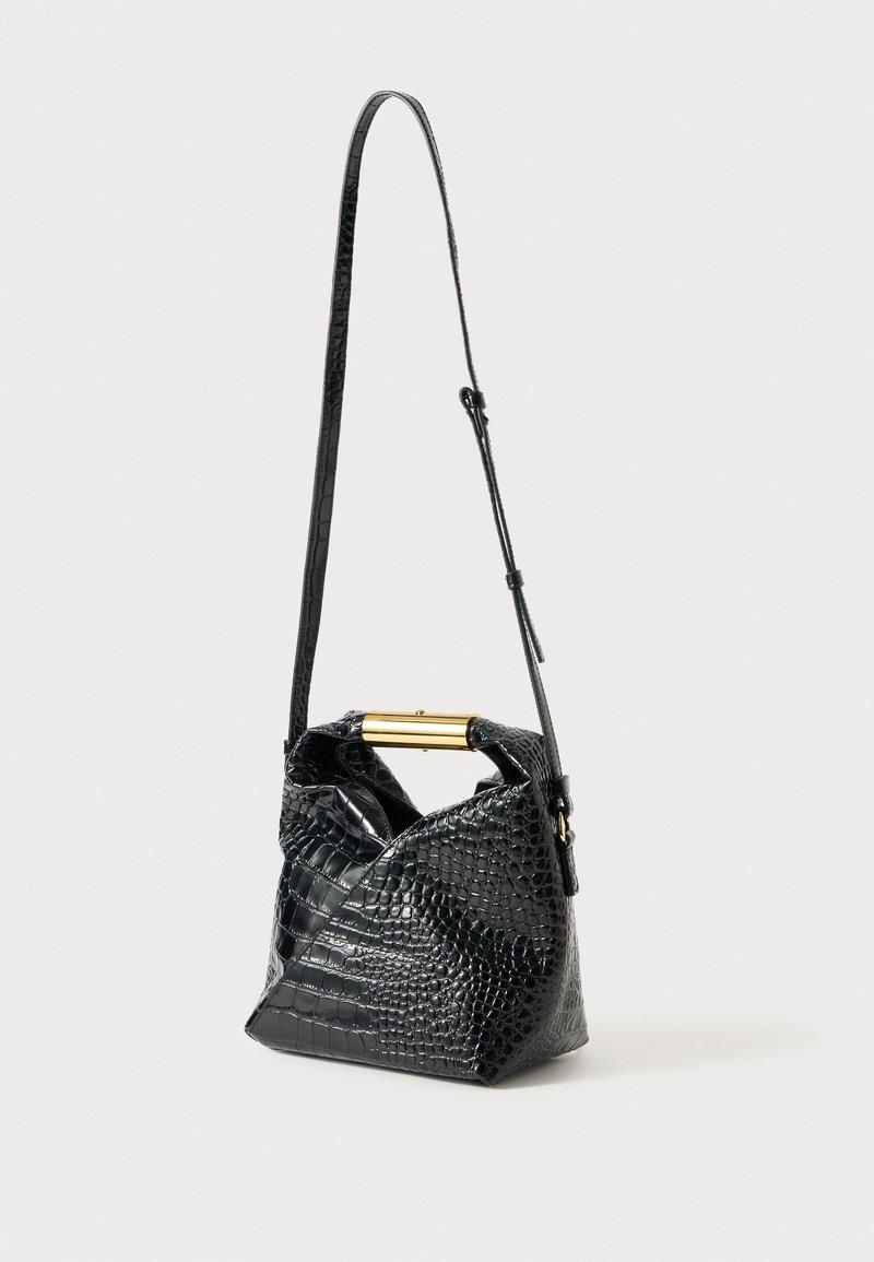 Sac à main en simili-crocodile noir avec une forme structurée, doté d'une poignée en métal doré et d'une bandoulière ajustable.
