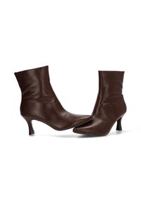 Par de botas de tobillo de cuero marrón oscuro con puntera afilada y tacones bajos tipo kitten, exhibidas una al lado de la otra sobre un fondo blanco.