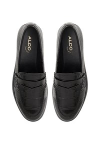 Černé kožené loafers z umělé kůže s krokodýlím vzorem, s kulatou špičkou a prošívanými detaily. Uvnitř se nachází název značky "ALDO."