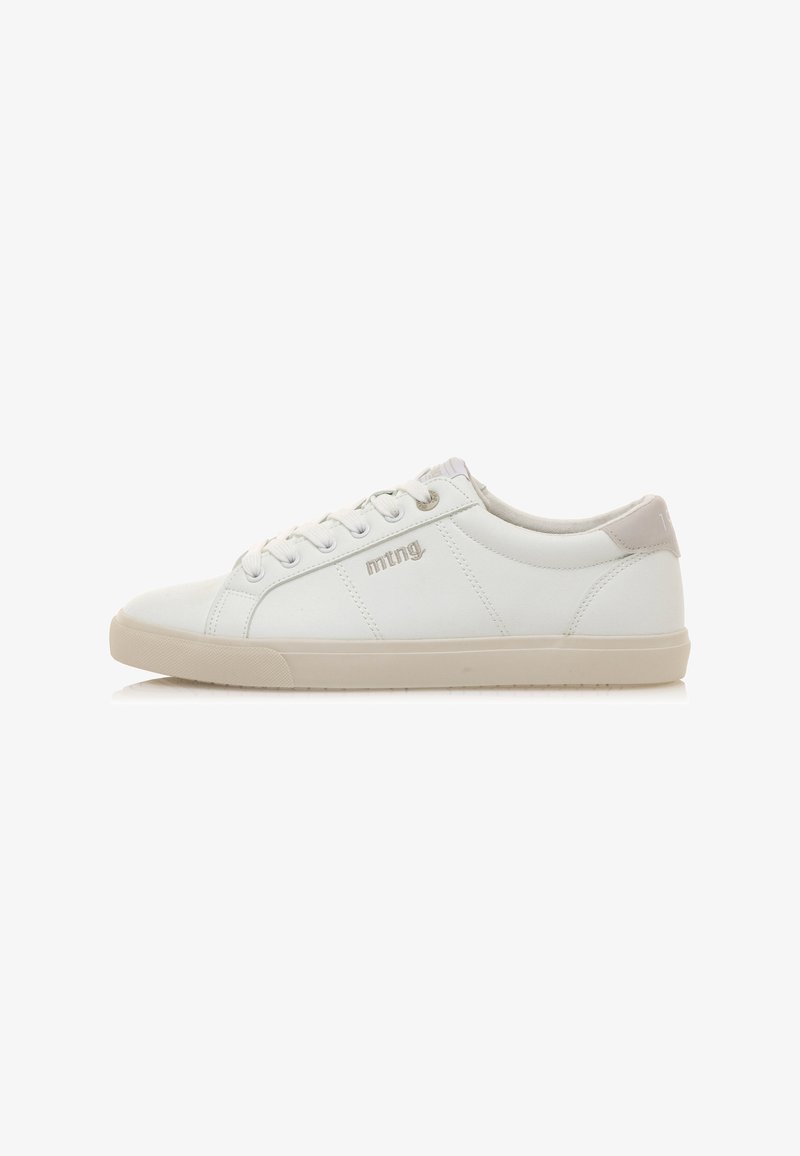 Sneaker bianche in pelle con dettagli grigi, punta rotonda, suola piatta, sei asole per i lacci e logo in rilievo sul lato.