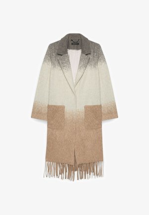Palton din tricot cu șal, în nuanțe gradient de gri și crem, cu porțiunea inferioară maro, două buzunare frontale și detalii din ciucuri la margine.