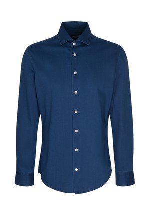 Chemise à manches longues bleu foncé pour hommes avec des boutons blancs et un col pointu sur un fond blanc.