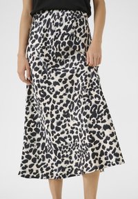 Midi-jurk met luipaardprint, voorzien van een gladde textuur, lichtgewicht stof en een elastische tailleband. Zwart en crèmekleurig kleurenschema.