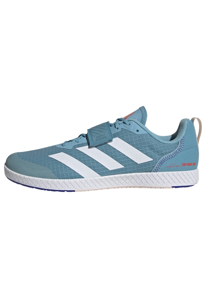 Chaussure de sport bleue avec un design à trois rayures blanches, dessus texturé, fermeture à lacets, pointe renforcée et talon moulé. Comprend un détail de marque.