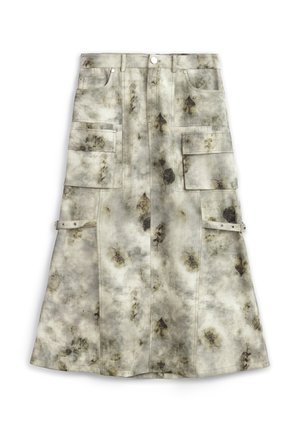 Jupe cargo gris clair avec un motif abstrait de feuilles, poches avant, passants pour ceinture et sangles latérales réglables, étalée à plat sur un fond blanc.