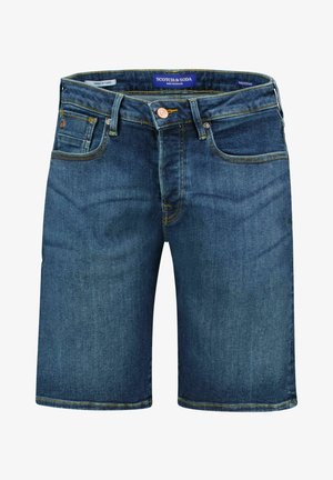 Shorts en denim bleu foncé avec cinq poches, fermeture à bouton et étiquette visible de la marque Scotch & Soda à l'intérieur de la taille.