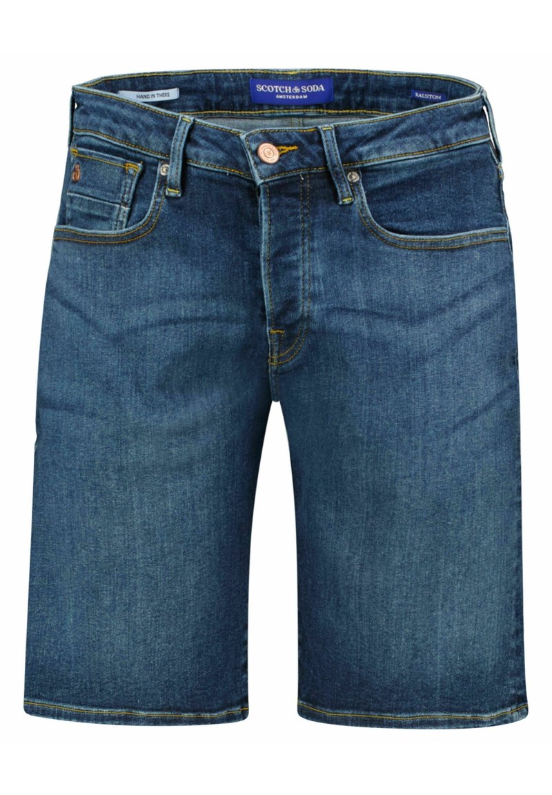 Pantalones cortos de mezclilla azul oscuro con cinco bolsillos, cierre de botón y etiqueta de la marca Scotch & Soda visible en el interior de la cinturilla.