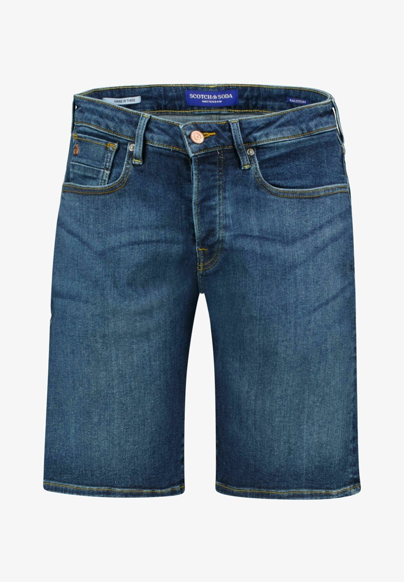 Pantalones cortos de mezclilla azul oscuro con cinco bolsillos, cierre de botón y etiqueta de la marca Scotch & Soda visible en el interior de la cinturilla.