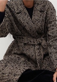 Mango Mantel - black