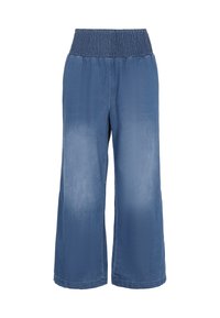 Könnyű, kék farmer culottok smockolt derékkal, széles lábakkal és sima textúrával, fokozatos színátmenettel a szegélynél.