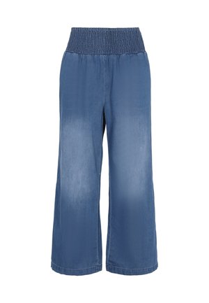 Könnyű, kék farmer culottok smockolt derékkal, széles lábakkal és sima textúrával, fokozatos színátmenettel a szegélynél.