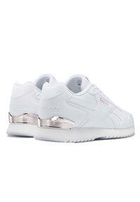 Sneaker bianche con tomaia texturizzata, chiusura con lacci e dettaglio in argento metallizzato sul tallone, dotate di suola in gomma per una buona aderenza.