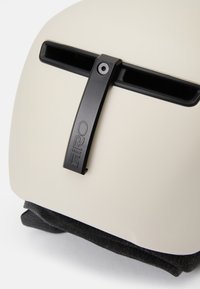 Valge kiiver mati viimistlusega, musta reguleeritava nina ja halli sisepatjadega. Sile tekstuur ja voolujooneline disain.