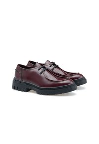 Bordeauxfarbene Lederschuhe mit glatter Oberfläche, runder Zehenform und schwarzer Gummisohle. Verfügt über dekorative Nähte und kontrastierende Schnürsenkel.