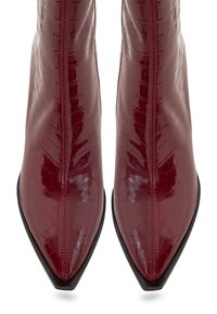 Stivali alla caviglia con punta a punta realizzati in patent leather bordeaux lucido con texture a coccodrillo e suola nera; presentano una chiusura con zip sul retro.