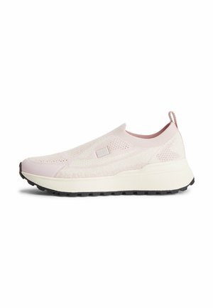 Lyserød slip-on sneaker med strikket overdel, trækflig ved hælen, hvid tyk sål og sort tekstureret ydersål.