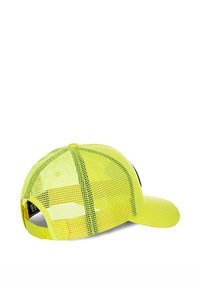 Gorra amarilla neón con parte trasera de malla, visera curvada y dos franjas negras a los costados. Presenta una superficie texturizada con cierre ajustable.