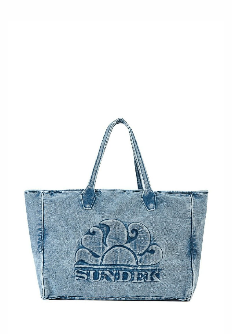Borsa in denim di colore azzurro chiaro con logo "SUNDEK" impresso e design floreale. Presenta due manici robusti e un ampio scomparto principale.