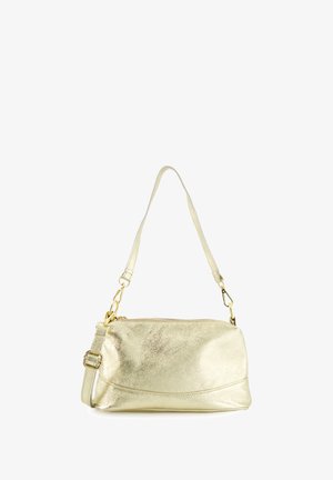 Sac à main métallisé or avec une finition lisse ; comporte une seule bandoulière réglable et une fermeture zippée ; forme rectangulaire compacte.