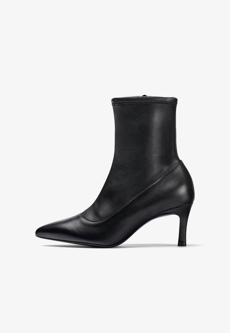 Stivaletti in pelle nera con punta affusolata, tacco sottile, texture liscia e design aderente che si estende sopra la caviglia.