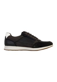 Zapatilla negra con cuero texturizado y detalles en ante. Presenta una tapa en el talón blanca y una cremallera lateral. Suela de goma. Diseño atlético clásico.