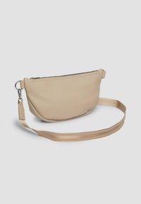 Borsa a tracolla in pelle beige con chiusura a zip, forma piatta, tracolla in satin regolabile e dettagli in metallo argentato. Superficie texture.