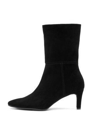 Stivale in suede nero a metà polpaccio con punta affilata e sottile tacco a kitten, profilo laterale su sfondo bianco.