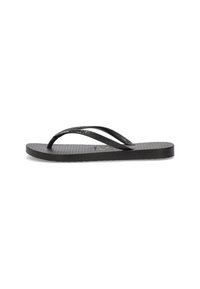 Chancla negra con suela texturizada, que presenta dos tiras delgadas y un diseño plano para un fácil uso. Estilo simple y minimalista.