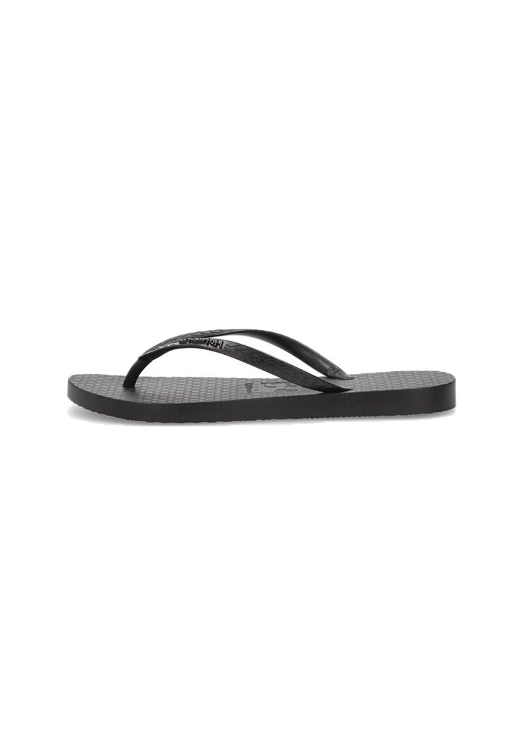 Chancla negra con suela texturizada, que presenta dos tiras delgadas y un diseño plano para un fácil uso. Estilo simple y minimalista.
