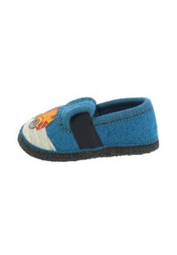 Blauer Filzschuh mit runder Zehenpartie, auf der Vorderseite mit einem Löwendesign, elastischem seitlichen Einsatz und einer dunklen Gummisohle für besseren Halt.