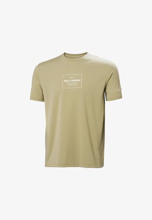 Olivově zelené tričko s krátkým rukávem vyrobené z měkkého materiálu, s bílým obdélníkovým logem a textem „Helly Hansen“ na přední straně.