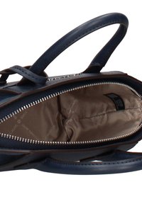 Donkerblauwe leren handtas met een ritssluiting; binnenkant met bruine voering en logopatroon; gladde textuur; dubbele handvatten.