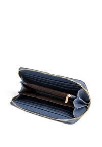 Portafoglio blu navy realizzato in pelle liscia, con zipper dorato, diversi scomparti per carte e un scomparto centrale con zip per le monete.