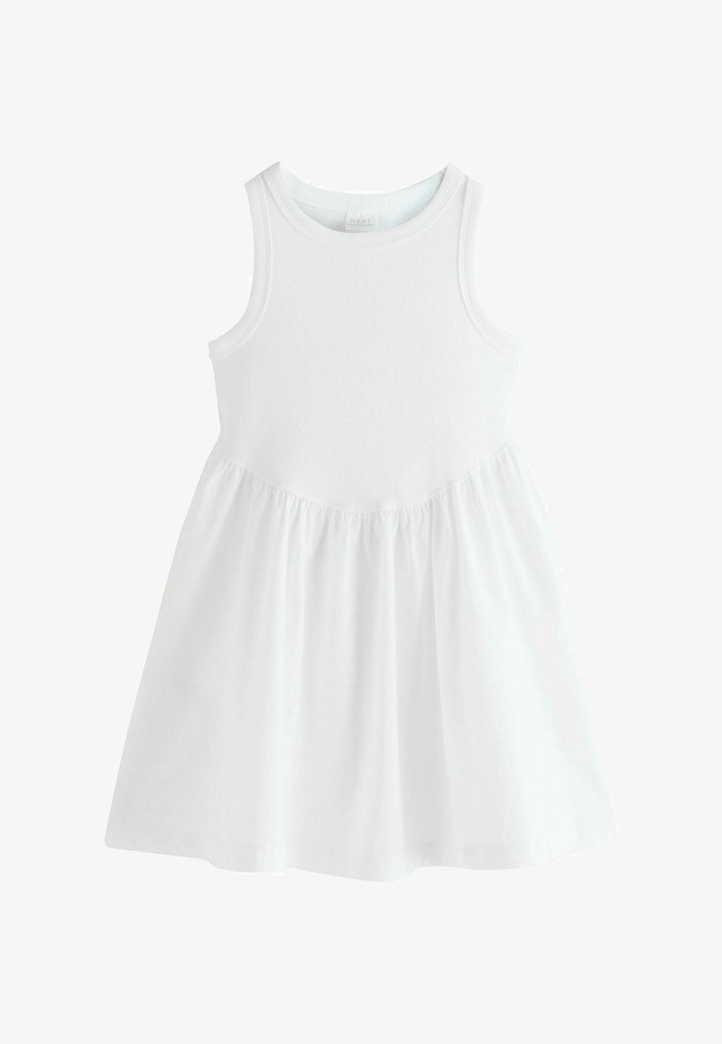 Robe blanche sans manches pour tout-petit avec corsage ajusté côtelé et jupe froncée, en tissu de coton doux, sur fond blanc uni.