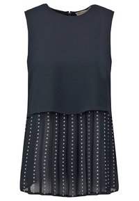 Top noir sans manches avec une couche supérieure opaque et une couche inférieure transparente plissée décorée de clous argentés verticaux.