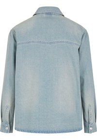 Lichtblauwe denimjack met lange mouwen, klassieke kraag, knoopmanchetten en rugpasdetails. Soepele textuur met een licht vervaagde afwerking.