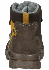Stivaletti alla caviglia in suede marrone e giallo con una fodera in pile grigia, linguetta di estrazione e suola in gomma. Presentano cuciture a contrasto e tallone rinforzato.