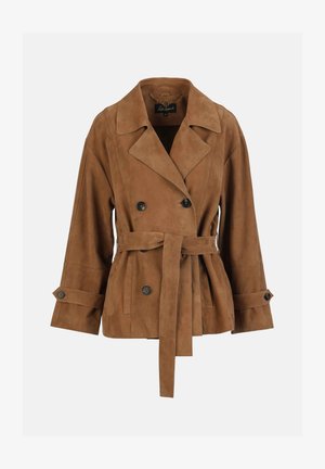 Veste croisée en daim marron avec taille ceinturée, larges revers et grands boutons noirs. Comprend des manches évasées avec poignets à boutons.