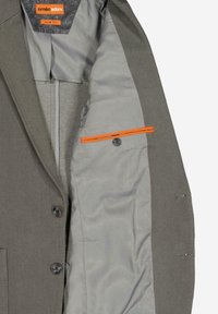 Grauer Slim-Fit-Blazer mit glattem grauem Futter. Auffällige orangefarbene Akzenttasche und Knopfdetails auf der inneren linken Seite.