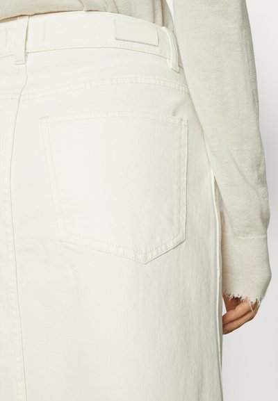Witte denim rok met een achterzak, zichtbare naden en een gestructureerde stof. De rok heeft een rechte snit en een middelhoog tailleband.